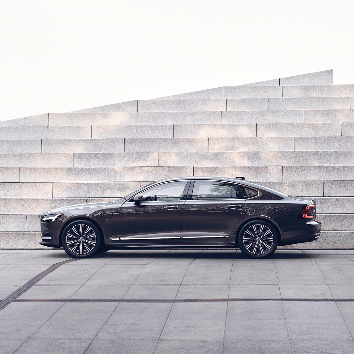 Side shot of a 2021 Volvo S90